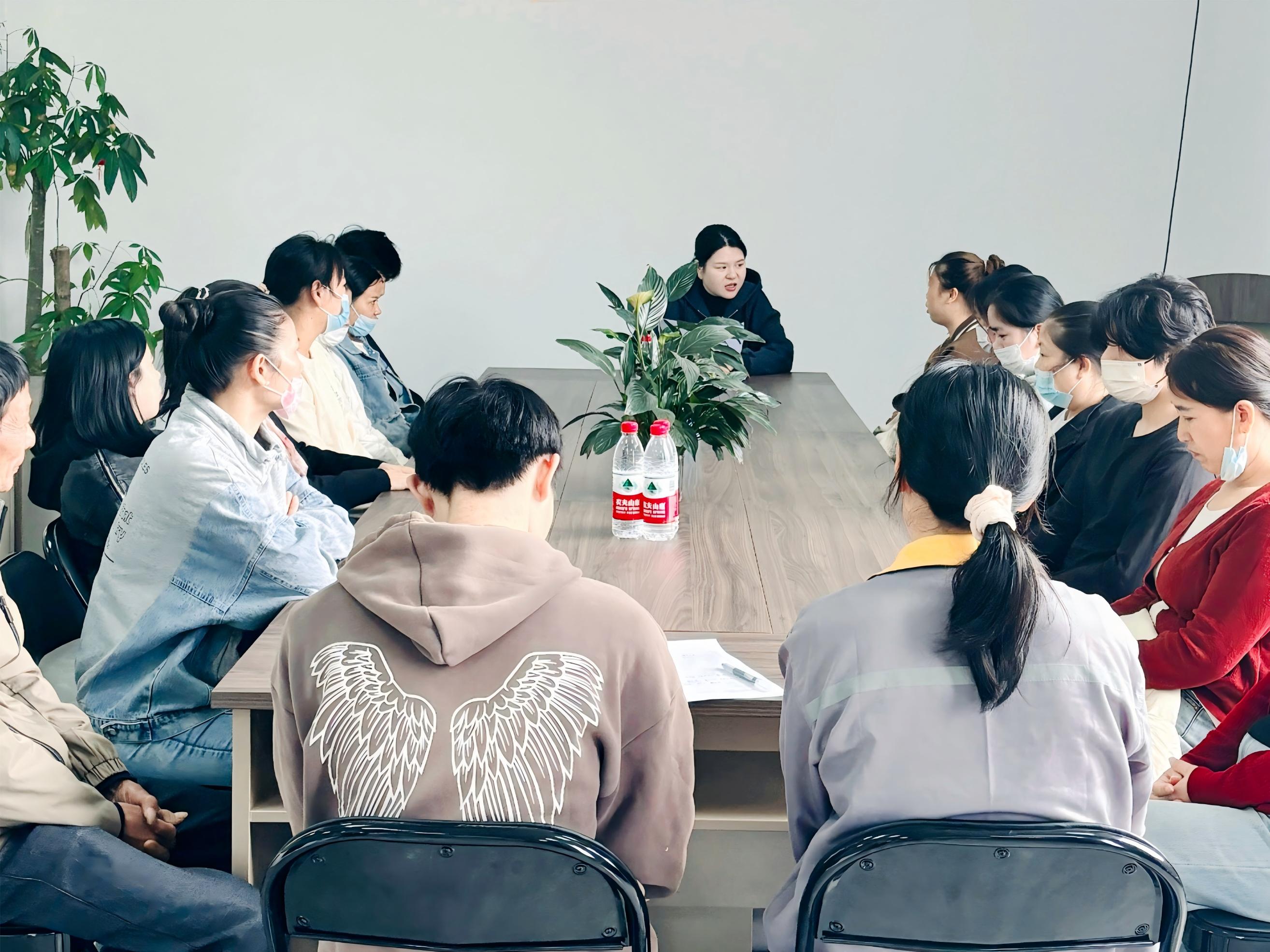 تكنولوجيا الحرير الضوئية في شنغهاي تعزز الابتكار والحوار في ندوة الموظفين المتميزين