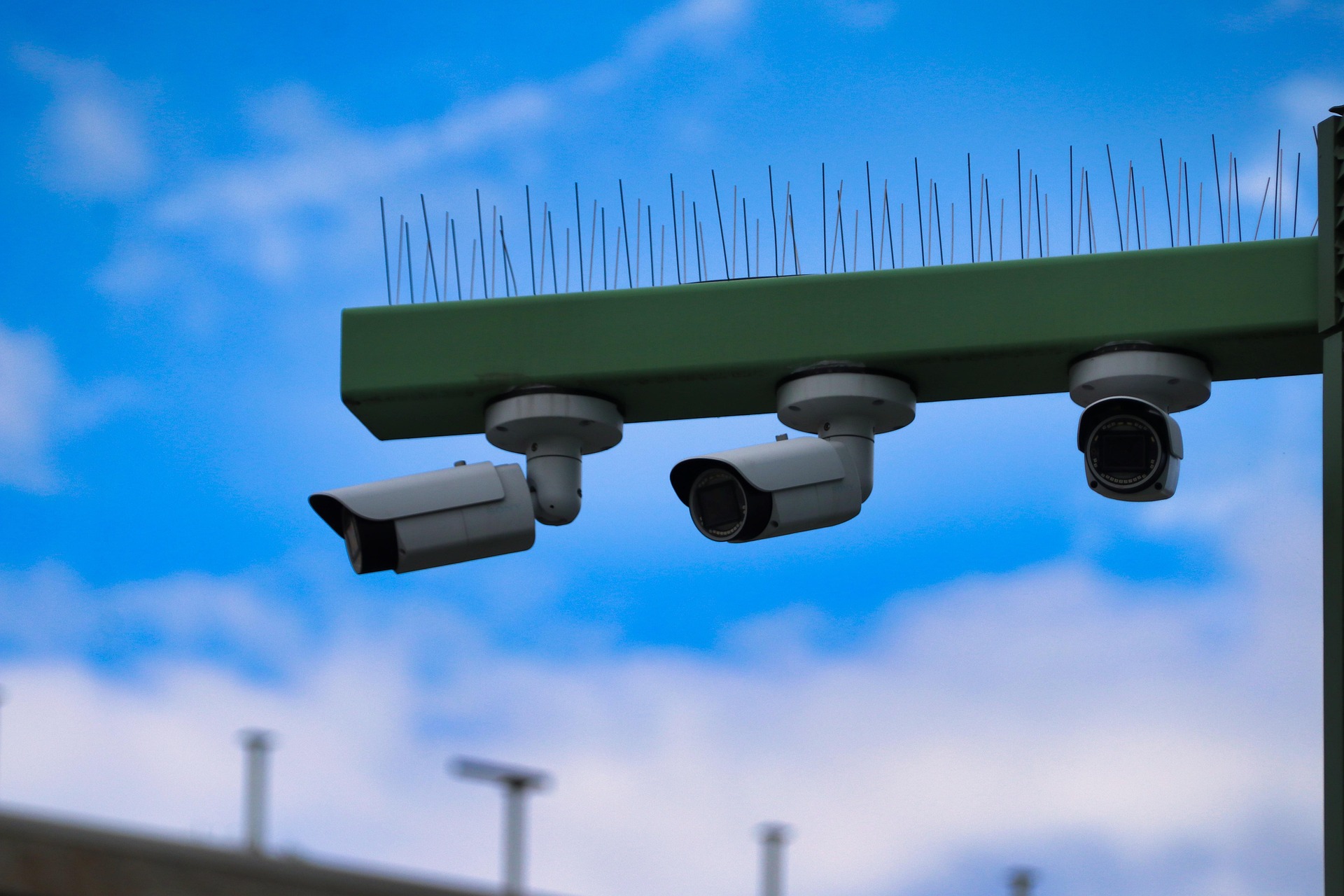 اختراقات في تقنية العدسات الأمنية منخفضة الإضاءة: الضوء الأسود F1.0 مقابل إضاءة الأشعة تحت الحمراء