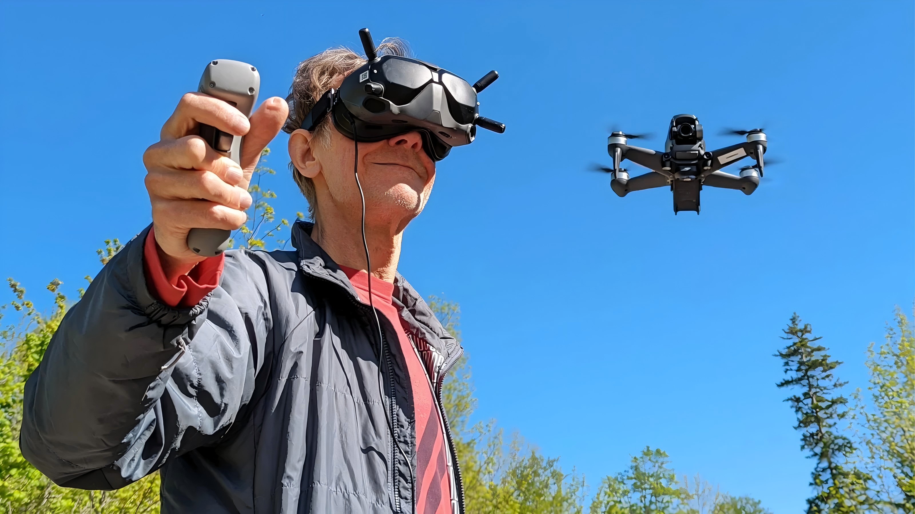 أهمية المللي ثانية: كيف تعمل البصريات المتخصصة FPV على تقليل زمن الوصول وزيادة حدة المرئيات عالية السرعة